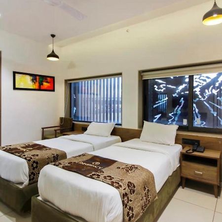 Hotel Regency Surat Exterior foto