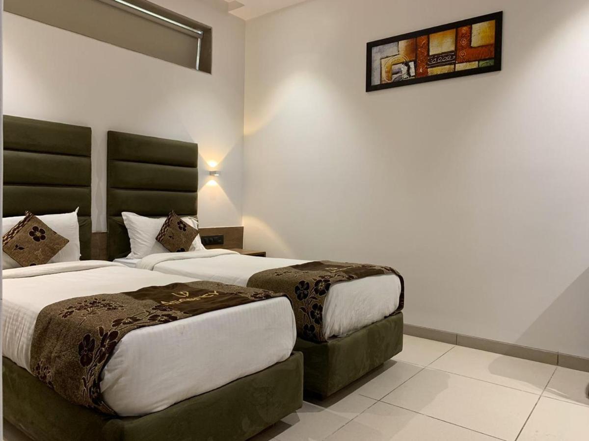 Hotel Regency Surat Exterior foto